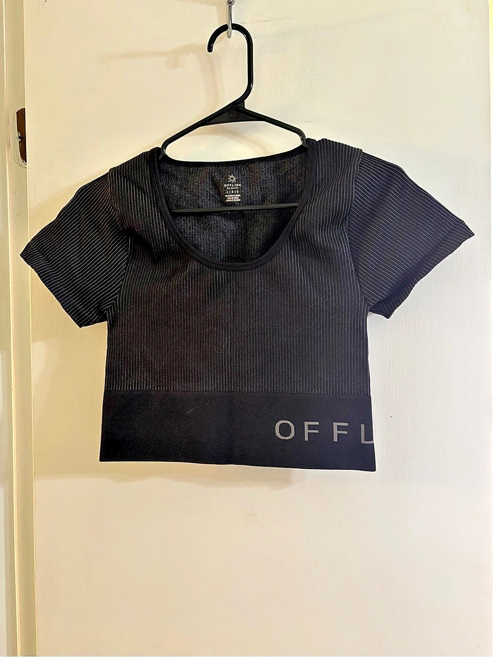 Offline by Aerie Sidewalk Seamless Cropped T-Shirt Black Medium